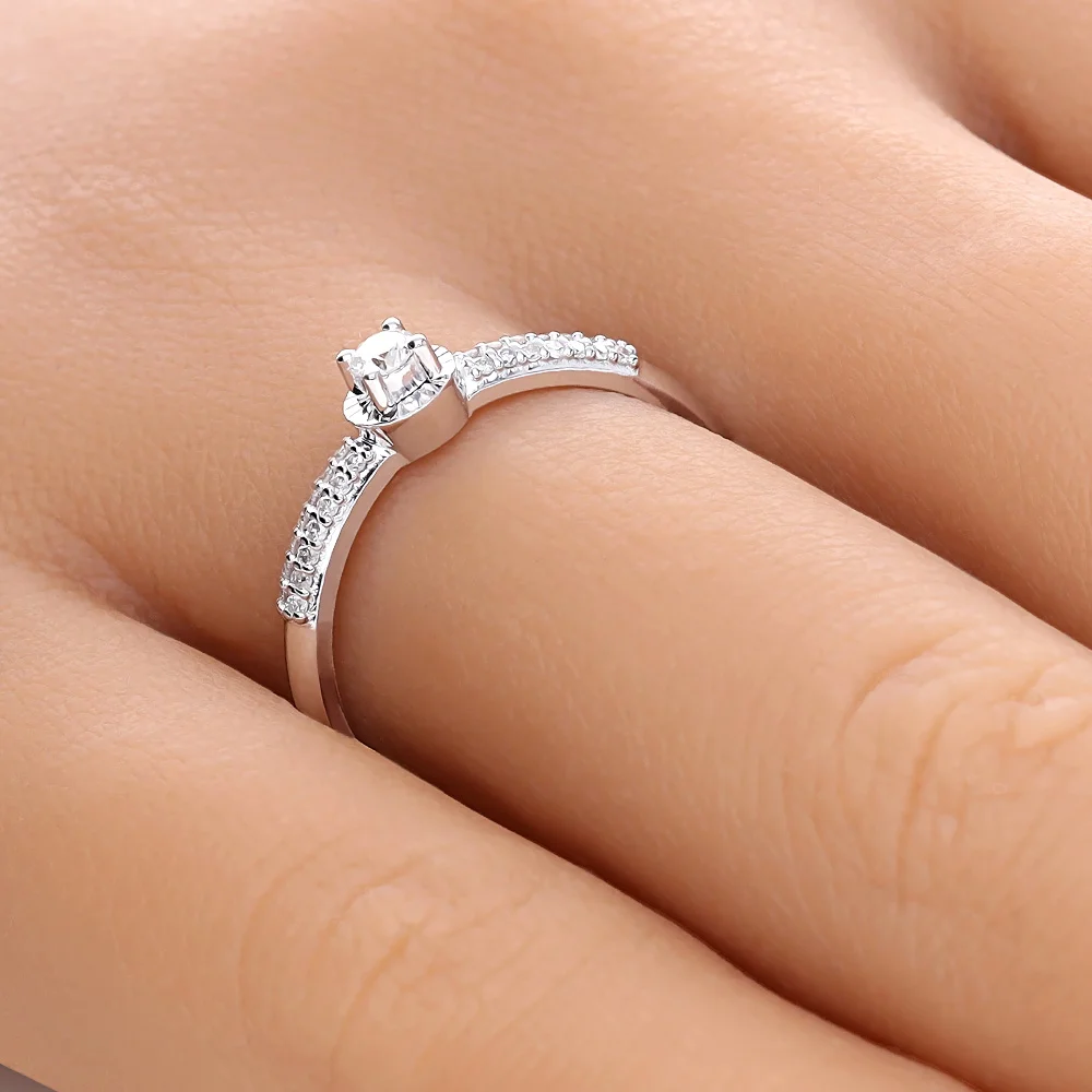 ADL015-hand-web-zoom