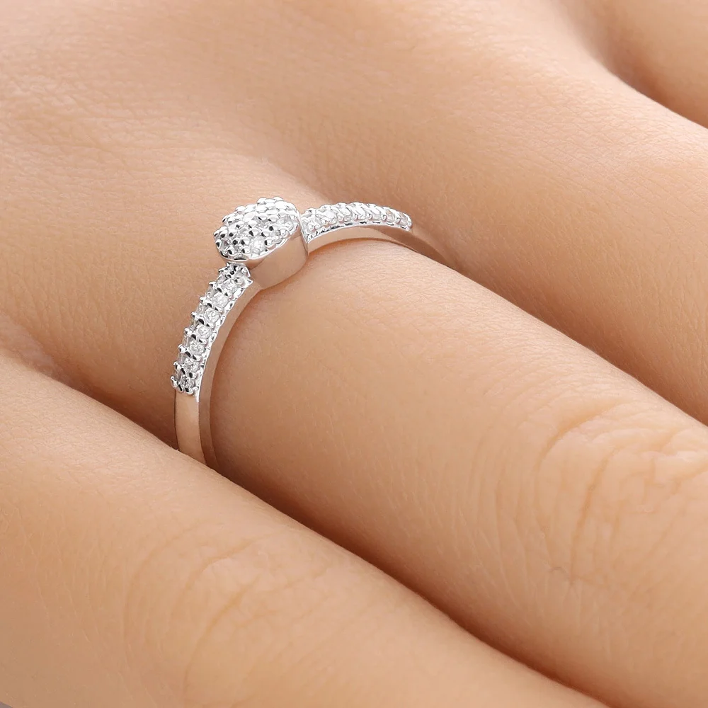 ADL024-hand-web-zoom