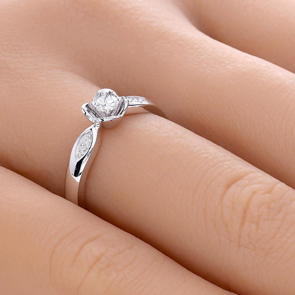 ADL050-hand-web-zoom